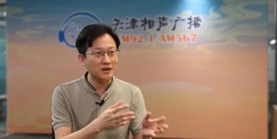 天津相声演员裘英俊说，在相声领域，杨少华相声虽然称不上“大师、泰斗”，绝对绝对够