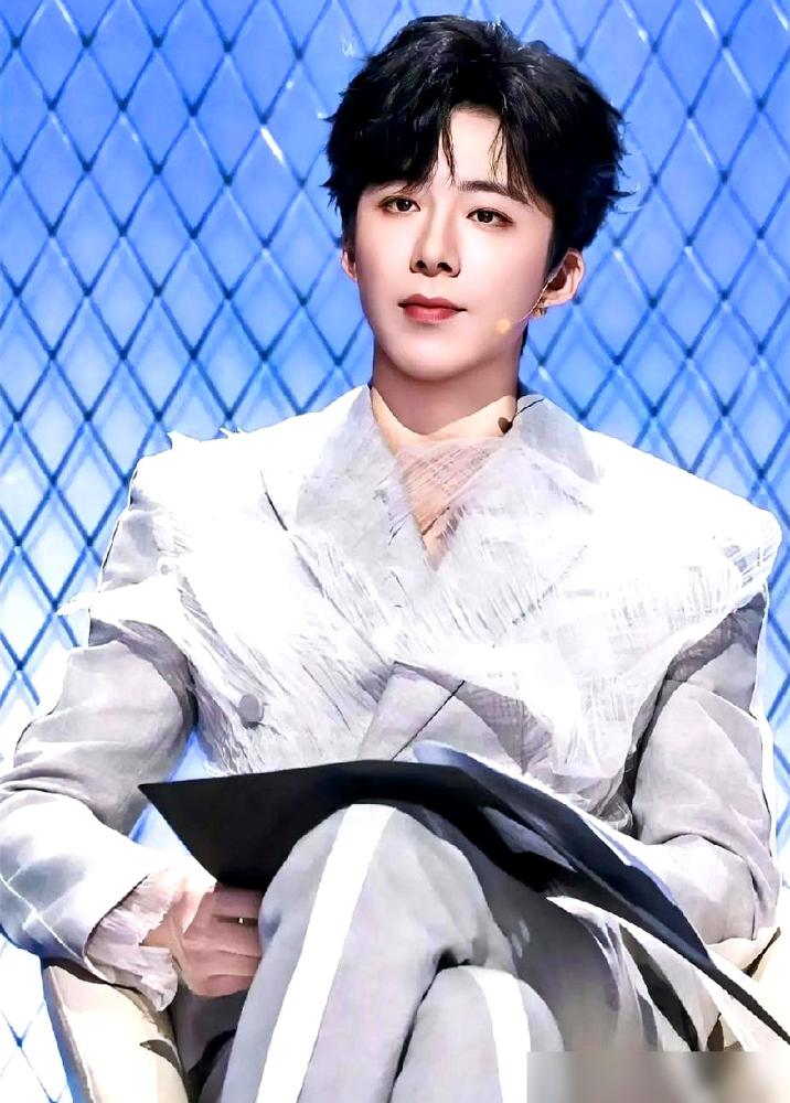 最近刘宇宁去年的旧直播事，又翻红上热搜了。2025年他搞了场关打赏的非盈利直