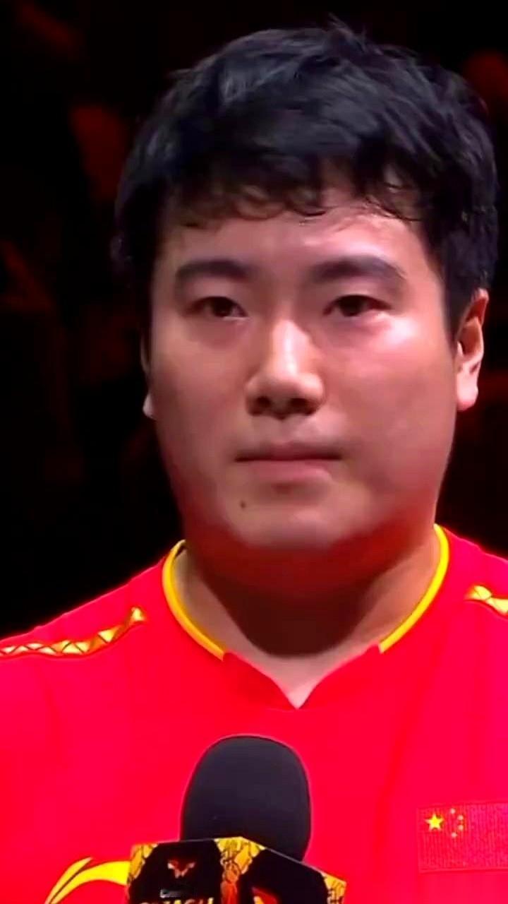 梁靖昆这签，抽得人真是一口气上不来。刚在多哈，第一轮，栽给队友周启豪。那球拍往