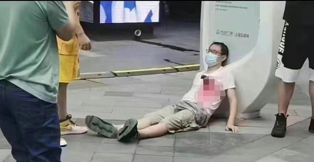 1951年10月，飞行员华龙毅满身鲜血靠在一块石头上，看着手提斧头围上来的陌生面