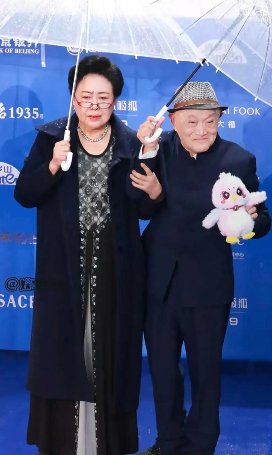 斯琴高娃牛犇同框亮相北影节，两位老戏骨同框画面勾起了一代人的回忆！91岁的牛