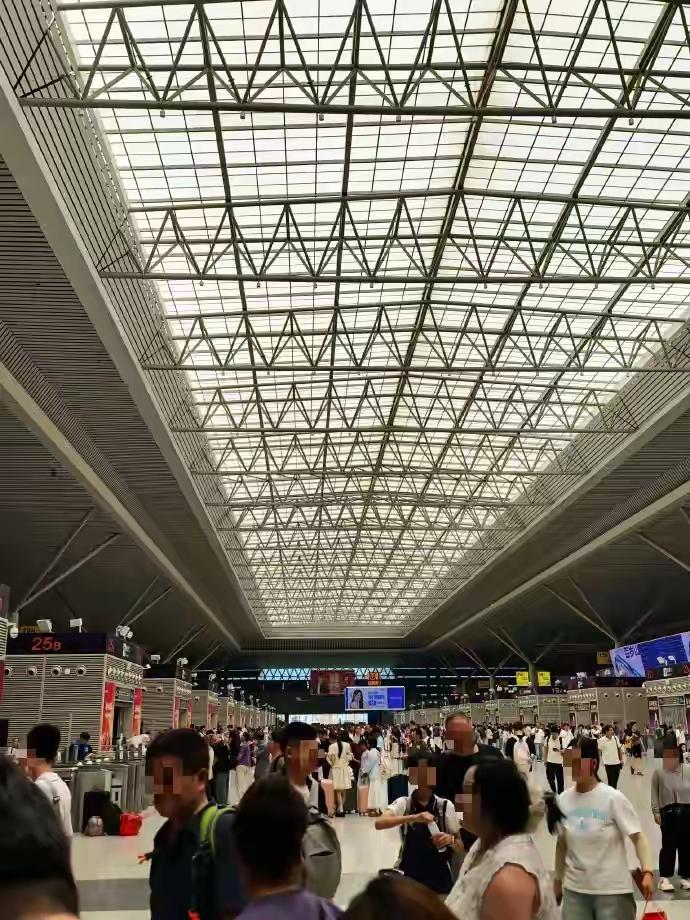 年年上热搜、年年不修好！高铁站热成蒸笼，最该降温的是管理三伏盛夏，本该清凉