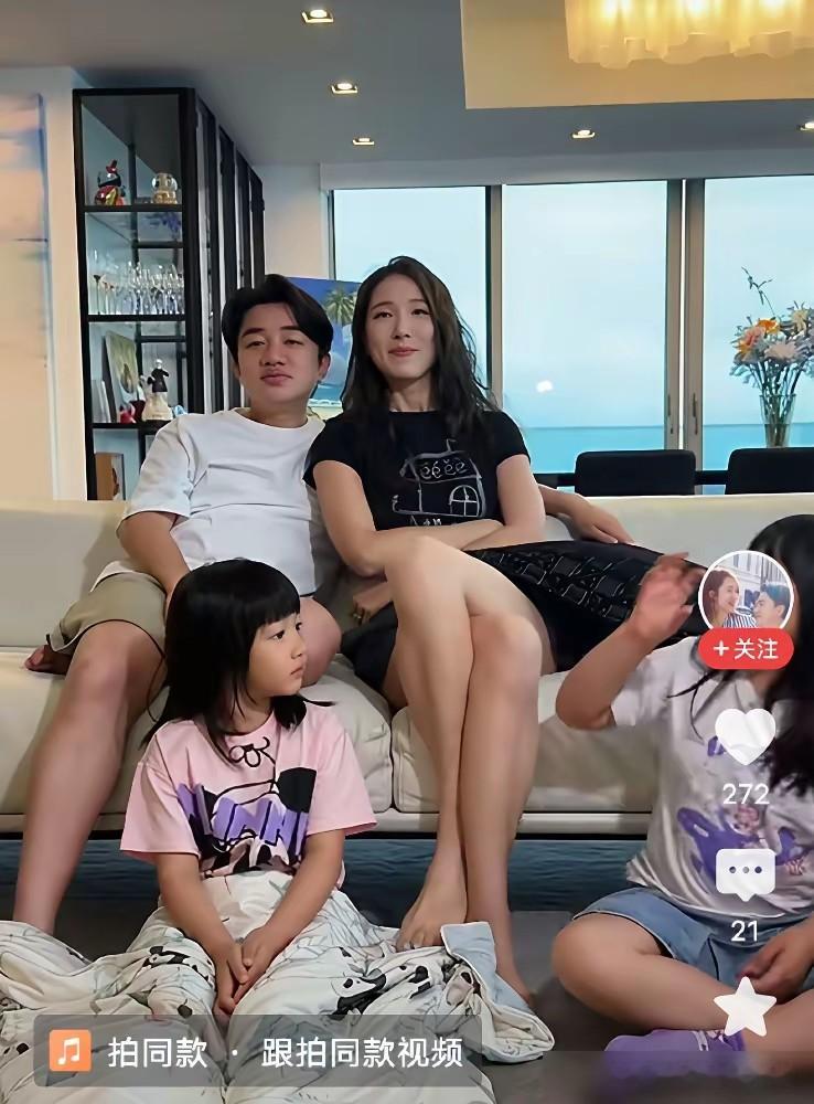 王祖蓝一家四口人共用一张脸，王祖蓝和妻女一起拍段子，也是有趣，想喝水结果女儿和妻子都不给他倒水，只好