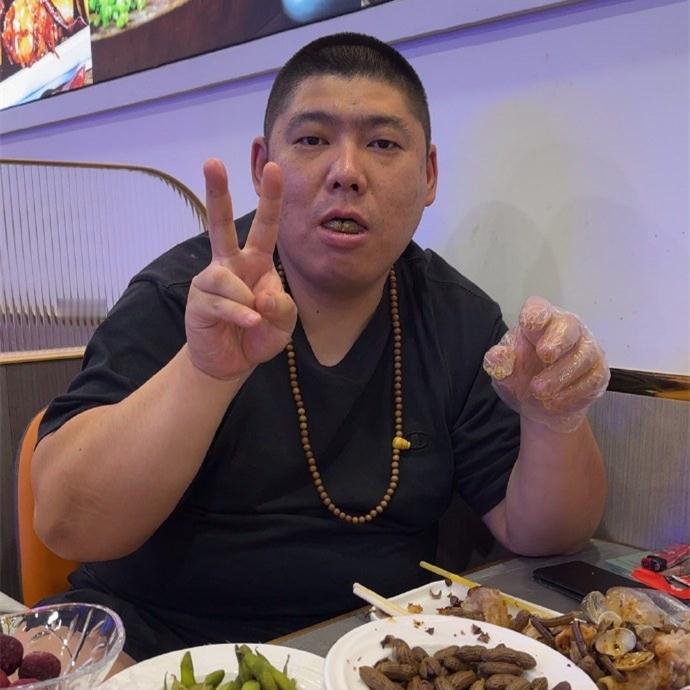 孙九香出院回归小剧场首演，状态非常好！前段时间，孙九香发文，晒了病房照，称要做个