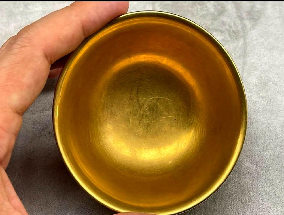昨晚招待五个朋友时，烟灰缸不够，爸顺手把三年前下乡从一位大妈手里花250收来的黄