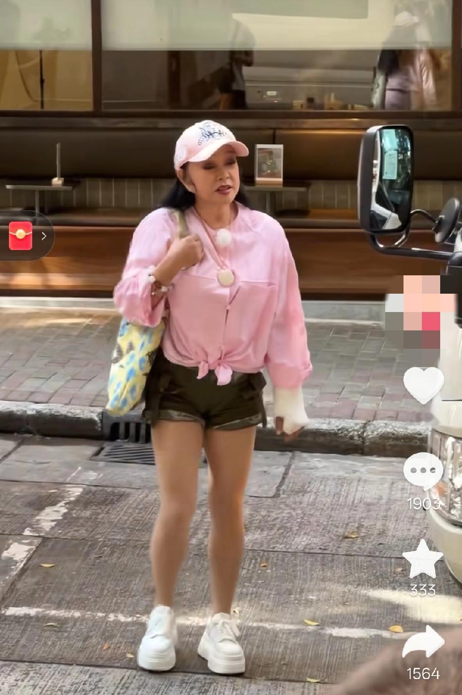 大家有没有觉得75岁的刘晓庆根本在“逆生长”刚刷到她在香港街头的视频穿短裤