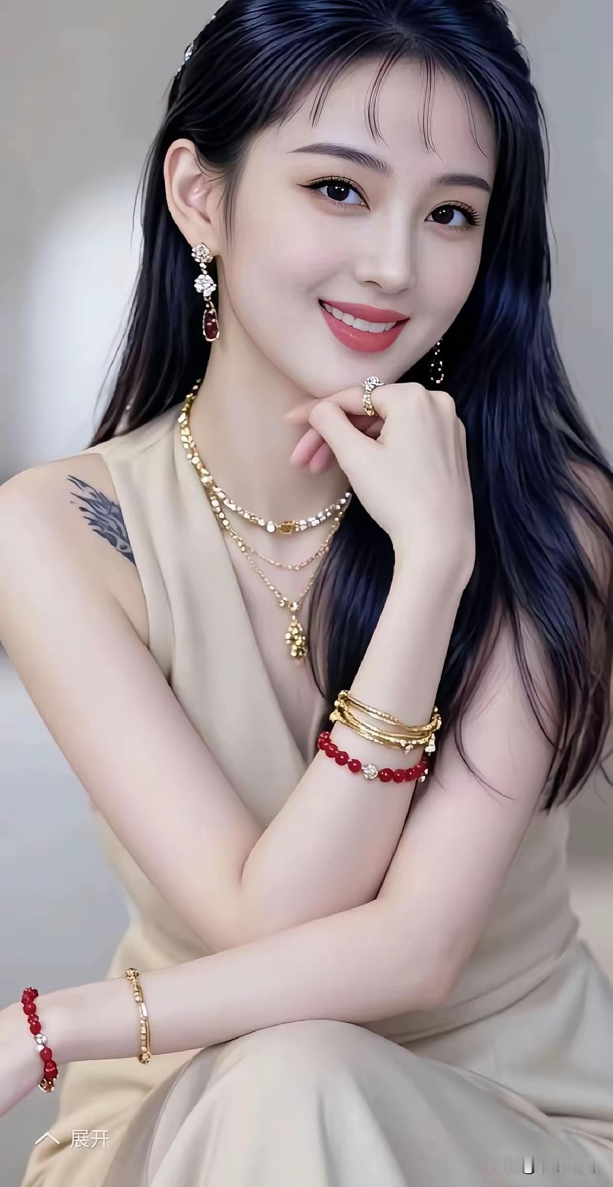 小姐姐好气质，珠宝配饰点缀得恰到好处，这笑容太迷人啦！