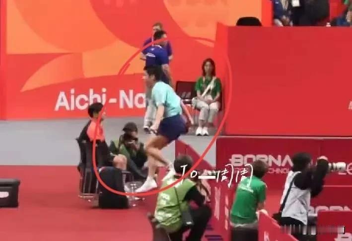 林诗栋4：2松岛辉空以后，可把孩子高兴坏了，直接蹦出场外没影了。原来去找看台上