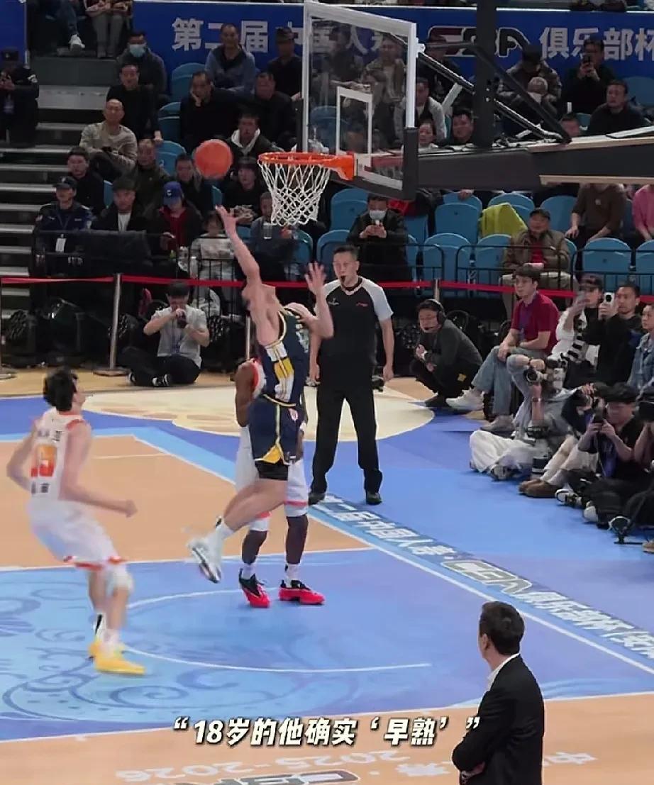 广东队来了个像杜峰又像任骏飞的18岁年轻人！俱乐部杯比赛上，广东男篮的王洪泽让