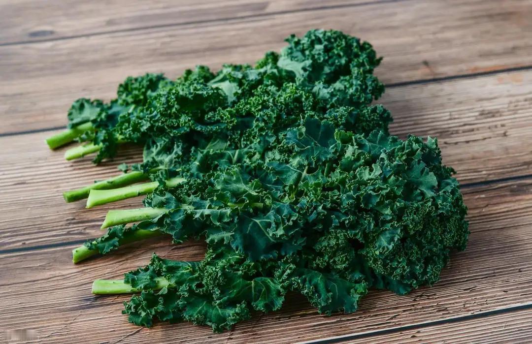 紧急提醒！甲状腺最怕3种菜，45岁女子连吃半年突发癌变，你家餐桌可能也有