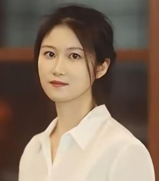 李俊竺，女，1995年出生，985高校厦门大学材料学院教授、博士生导师，入选国家