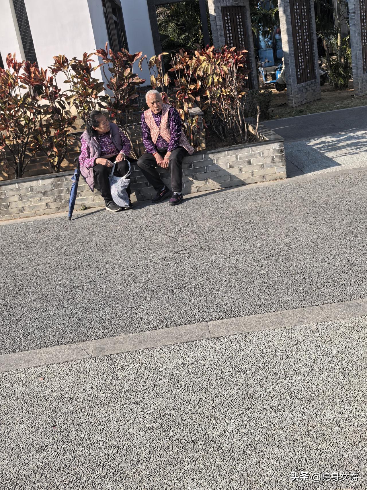 在东莞，你能一眼看出哪个老太是本地，哪个是外地人。本地老太太着装那是千篇一