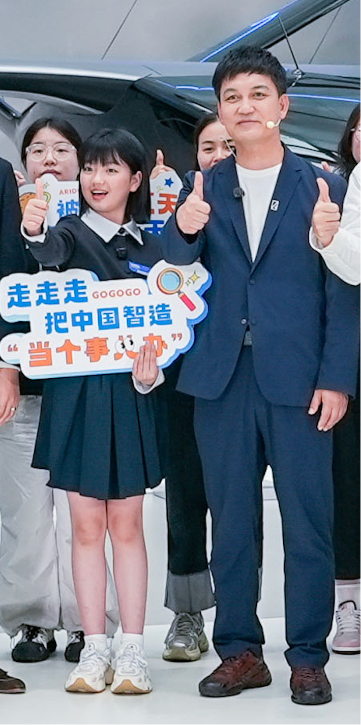 诶？阿拉蕾都长这么高了啊？？印象里还是戴着圆眼镜的小不点，一晃都十年了。阿拉蕾认