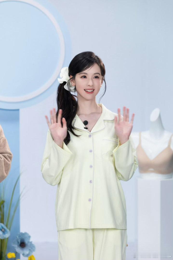 陈都灵别让女神做这些陈都灵在游戏环节那套组合拳打得太实诚了，完全没想着要端着女