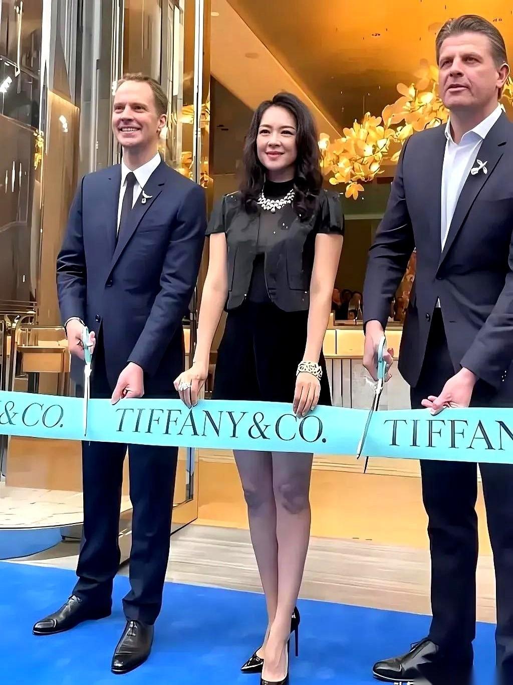 刷到章子怡在太古里的照片，我愣了三秒。这不是一个女明星在逛街，你仔细品品，这是