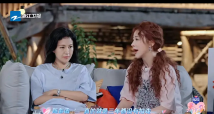 陈紫涵说，她老公回到新加坡走路就劲劲的，完全不理她，她跟在身后像个马仔一样。陈乔