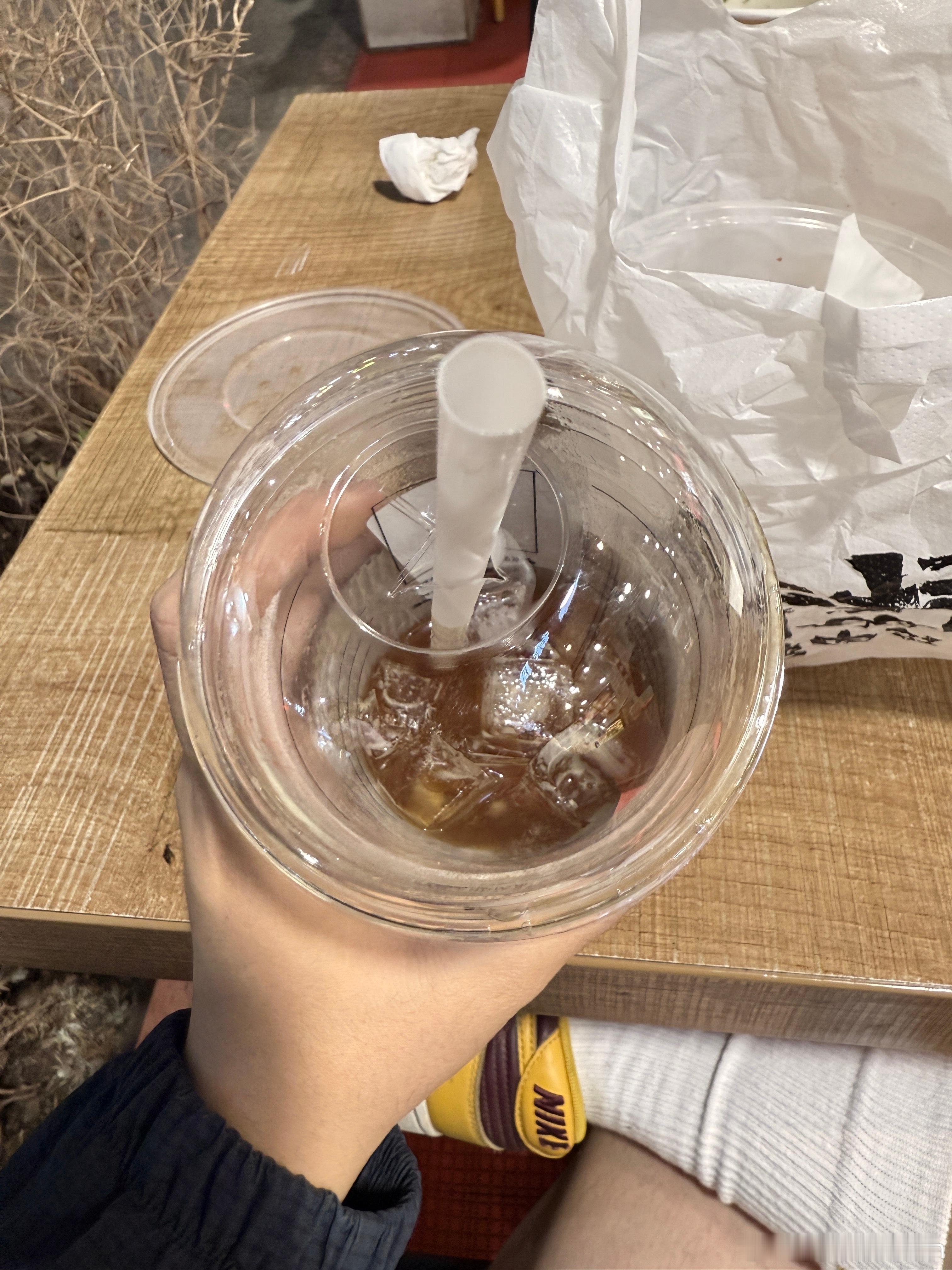 妈呀，瑞幸良心发现了喝完了竟然剩下1/3杯冰🧊了是不是娜姐代言的原因[笑cry