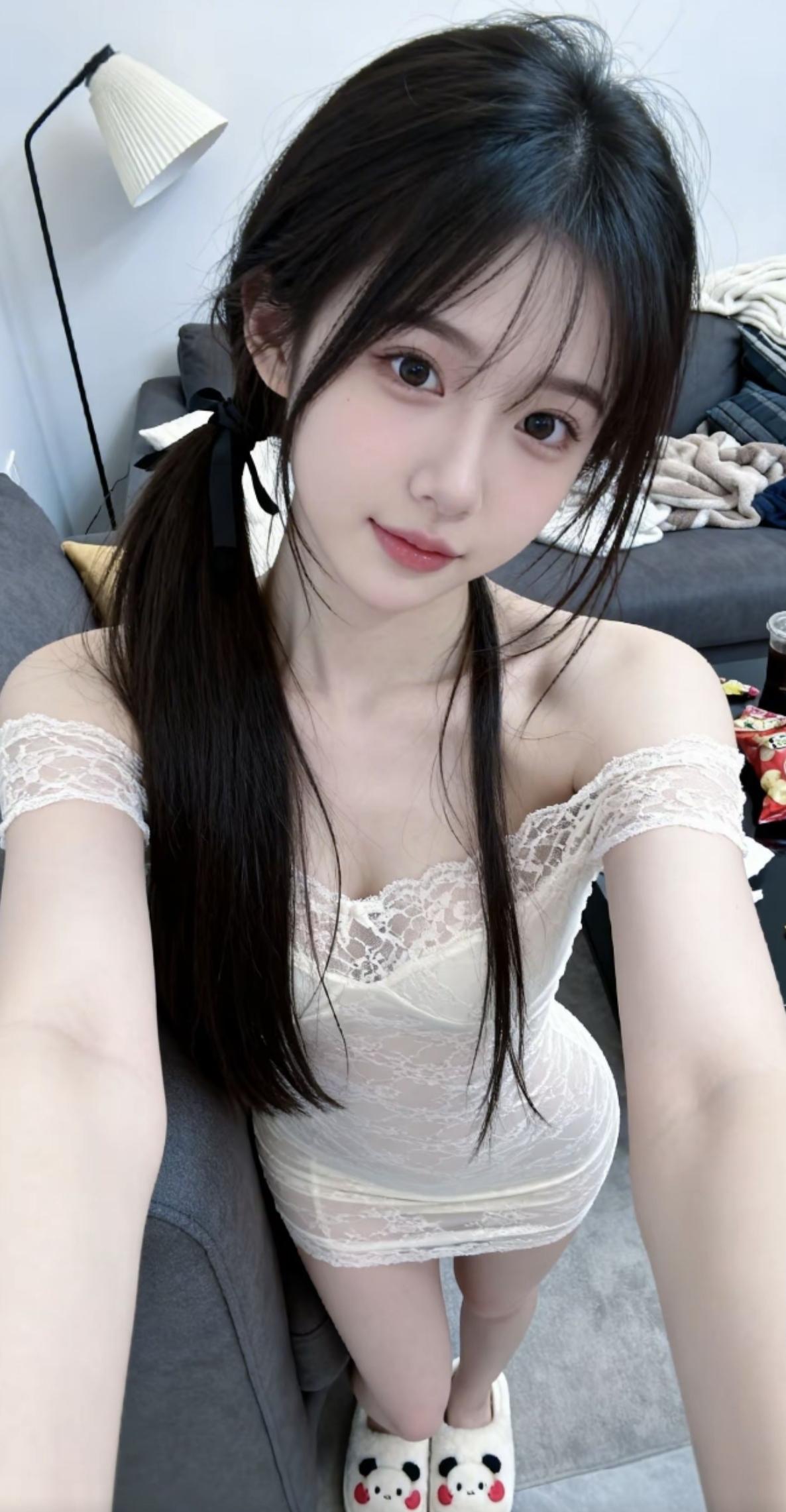 甜美少女风，蕾丝连衣裙搭配。碎花吊带自拍