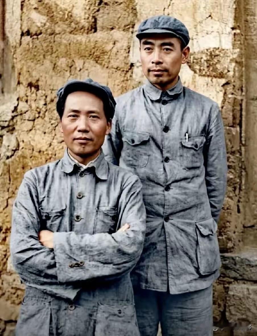 一堵黄土旧墙，两套布衣军衫。毛泽东沉稳伫立，周恩来静立身后，两位伟人并肩而立。烽