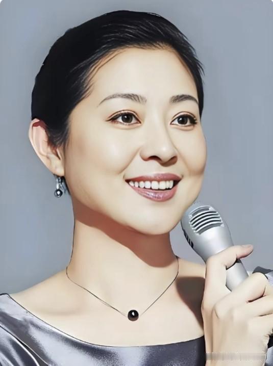 倪萍本人公开说过，没有做过开刀整容手术，鼻子、下巴都没有动过刀。早年她曾经打