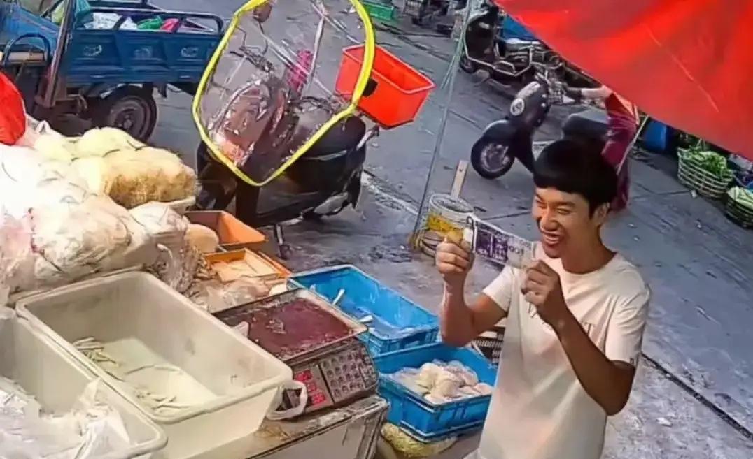 泪目！浙江温州，独居老人用自己手画的钱买了9年的面条，但面店老板却从改不点破，甚