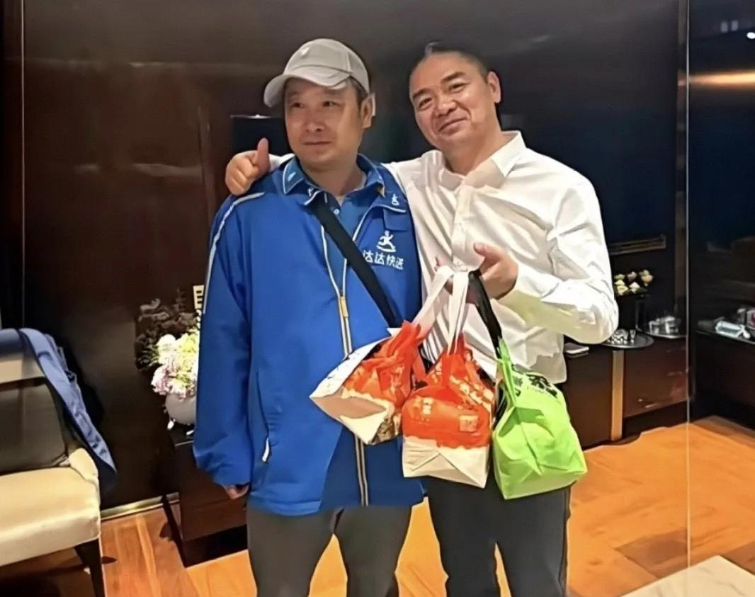 吃瓜总不嫌事大！刘强东给外卖小哥1000块，居然被喷了？有人嫌少说这是施舍，我