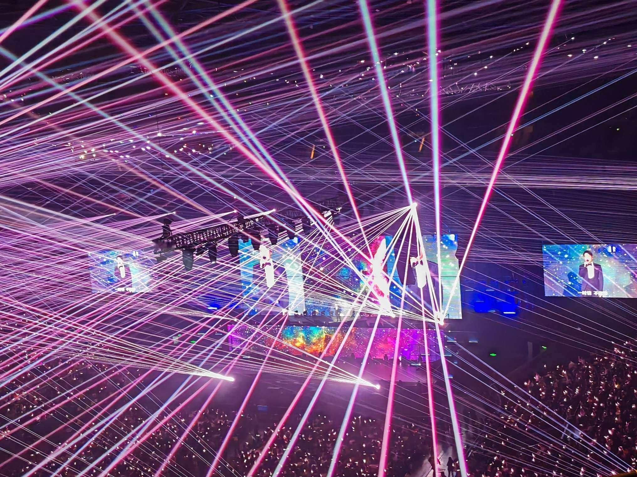 看过黎明其他城市巡演的人都知道，他从来都不做「复制粘贴」的演出。上一轮巡演从舞美