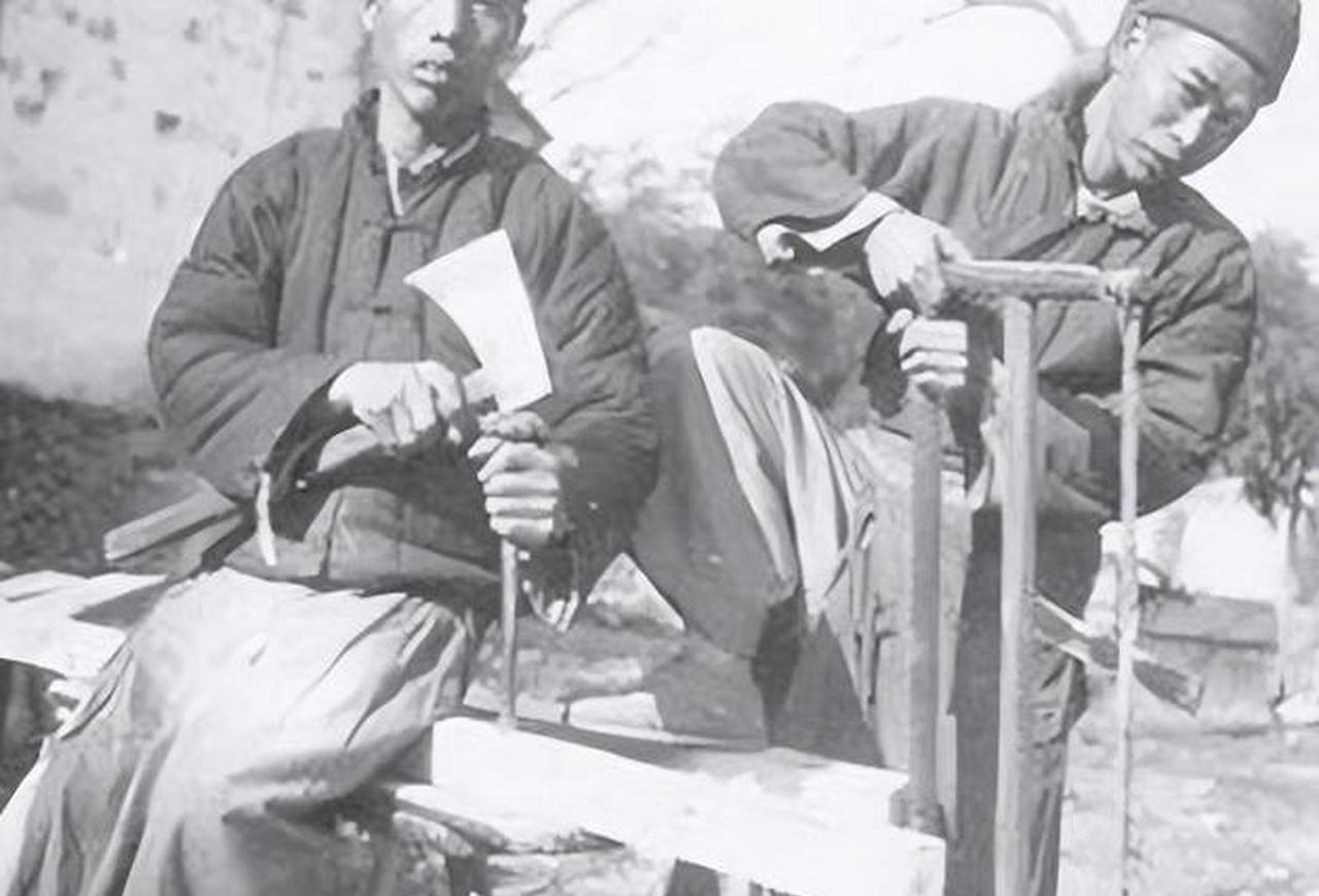 1938年，潘木匠看到15岁女儿被日军凌辱致死，他痛哭流涕找到192师长胡达说：