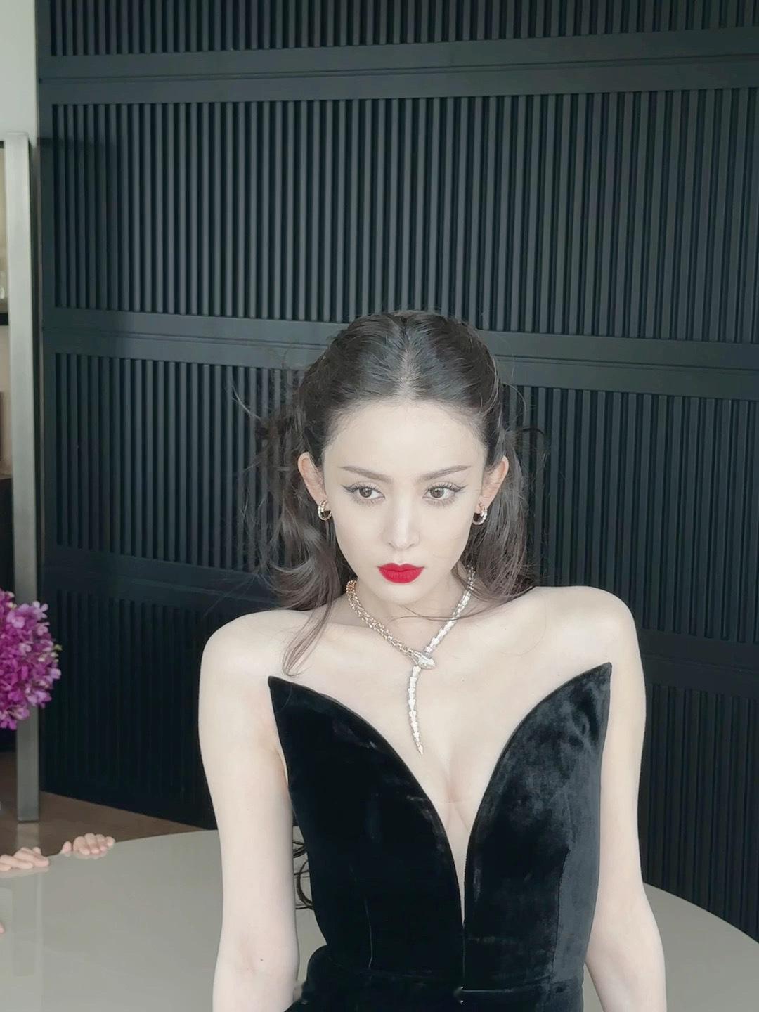 古力娜扎黑色抹胸裙清冷感写真