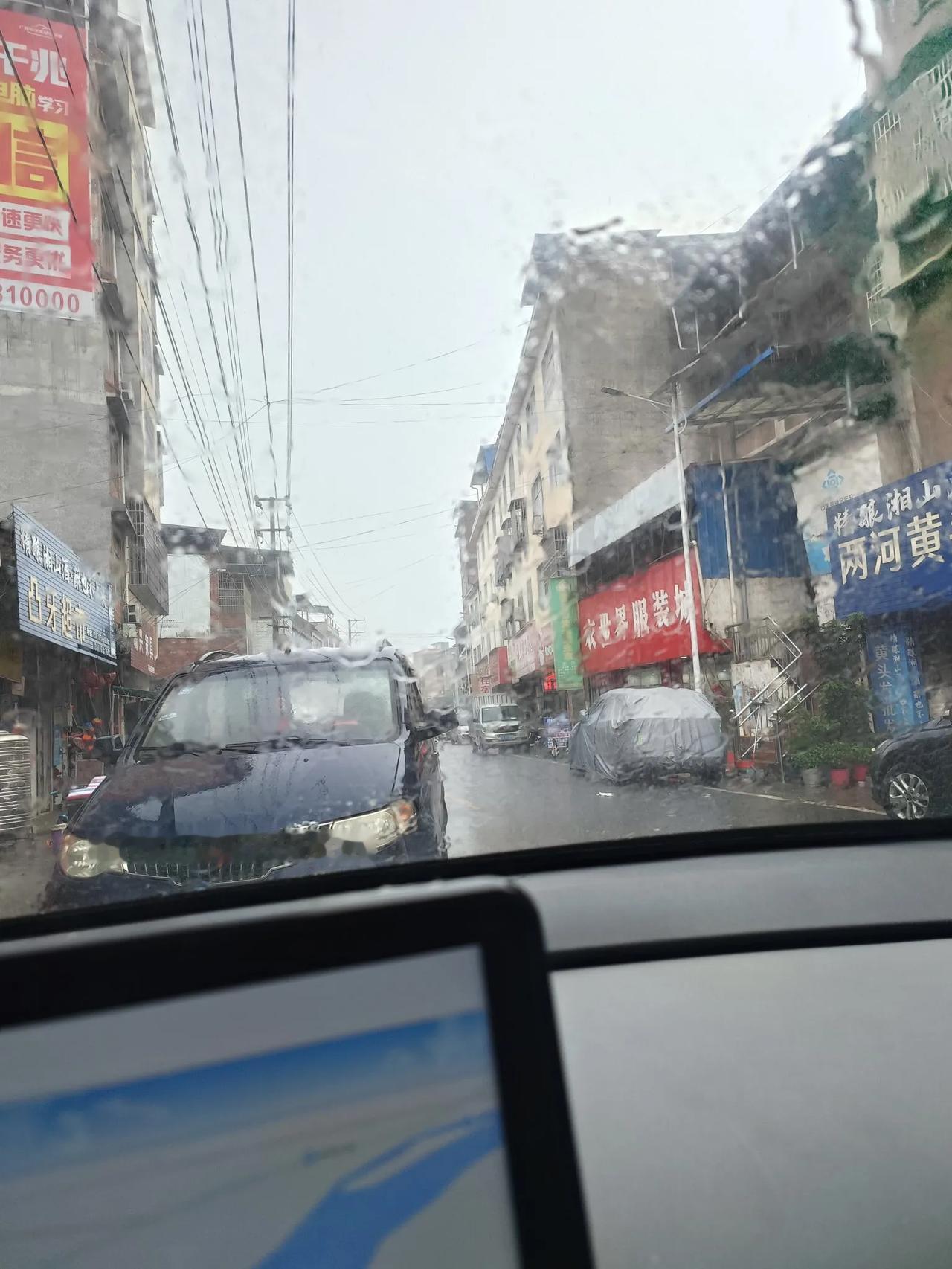 路过广西桂林全州县某小镇，下着大雨随便找了个小馆子炒了个菜，大肠加粉肠加了酸菜和