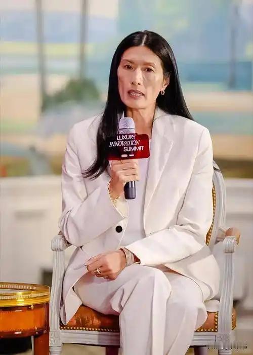 她是纪梵希家族唯一的中国媳妇，被骂全网最丑模特，52岁才登上T台，现在是时装周上