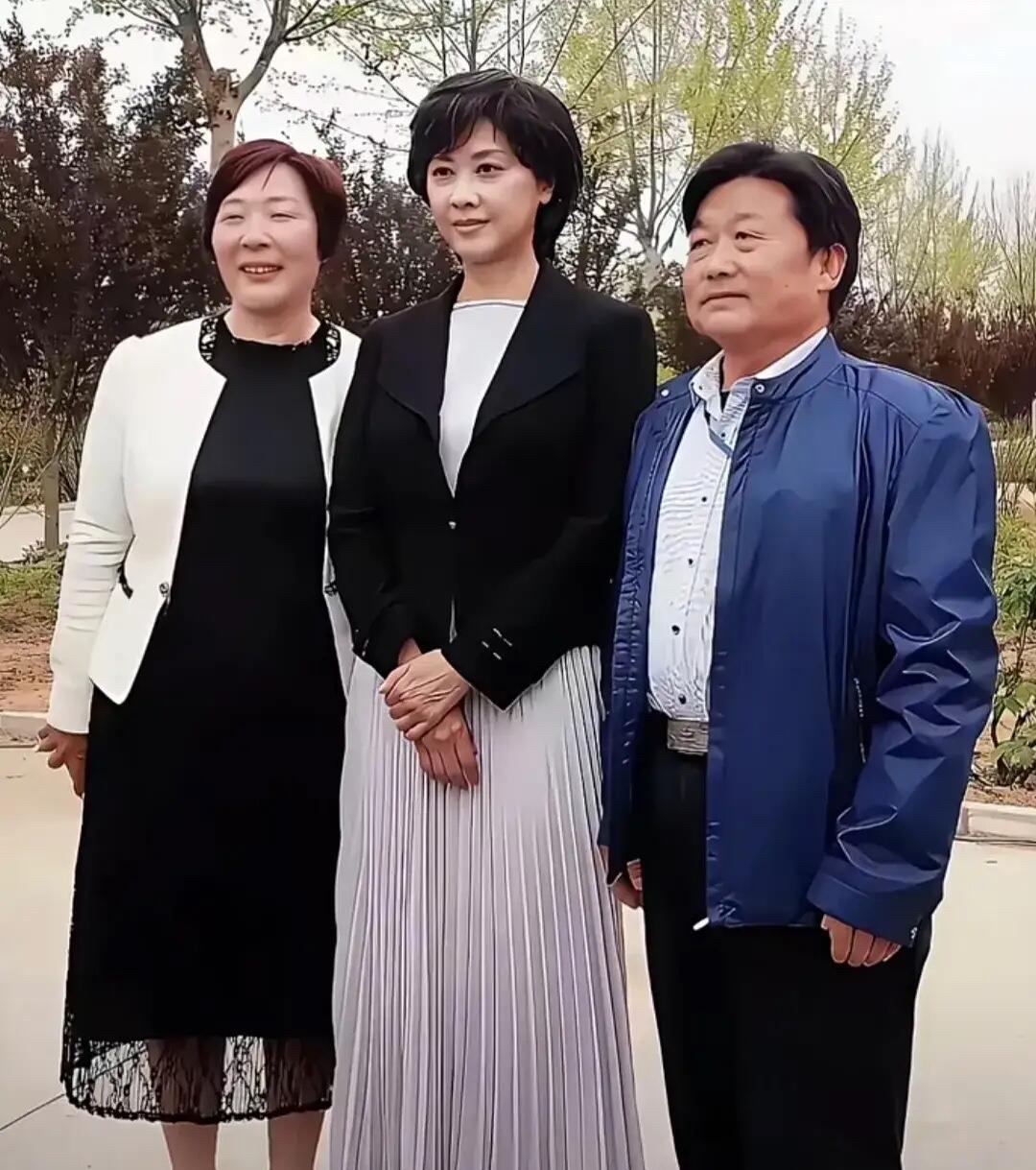 照片里她素颜出镜，内搭一条浅紫的长裙，外搭黑色小西装，虽然看着普通，但是五官精致