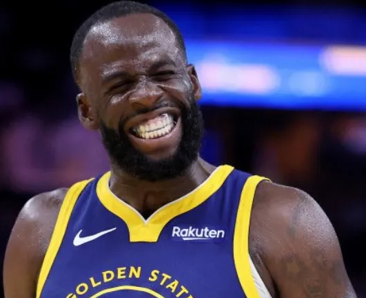 勇士愿意在交易扬尼斯-阿德托昆博时将德雷蒙德-格林纳入交易方案。若金州勇士队选