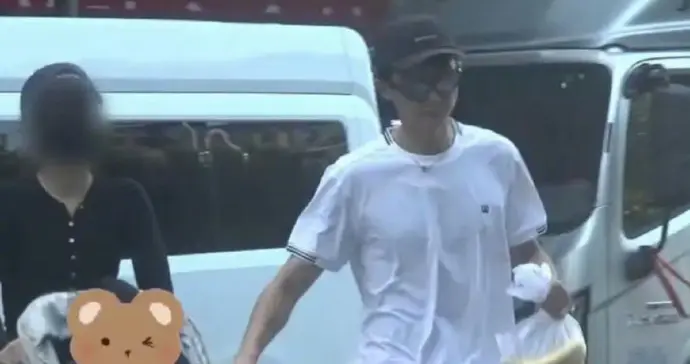 白宇帆被曝隐婚生子, 一家三口出游画面曝光