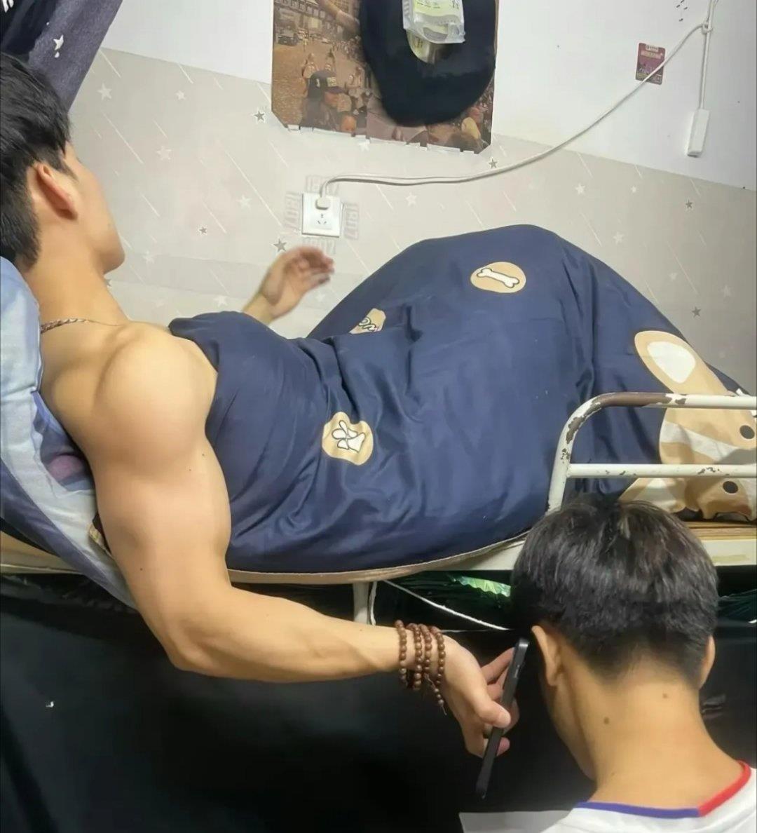 开学接宿舍都是这种室友