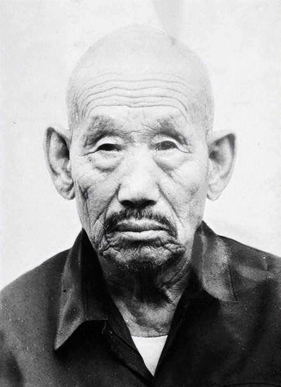 河南一位90岁老农去世后身份被子女发现，政府得知背后故事为其举行追悼会1949