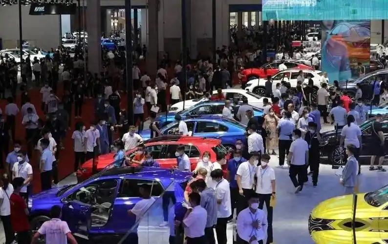 中国为啥要玩命发展新能源车？说句大实话，环保只是门面，石油不过是幌子。中国砸重金