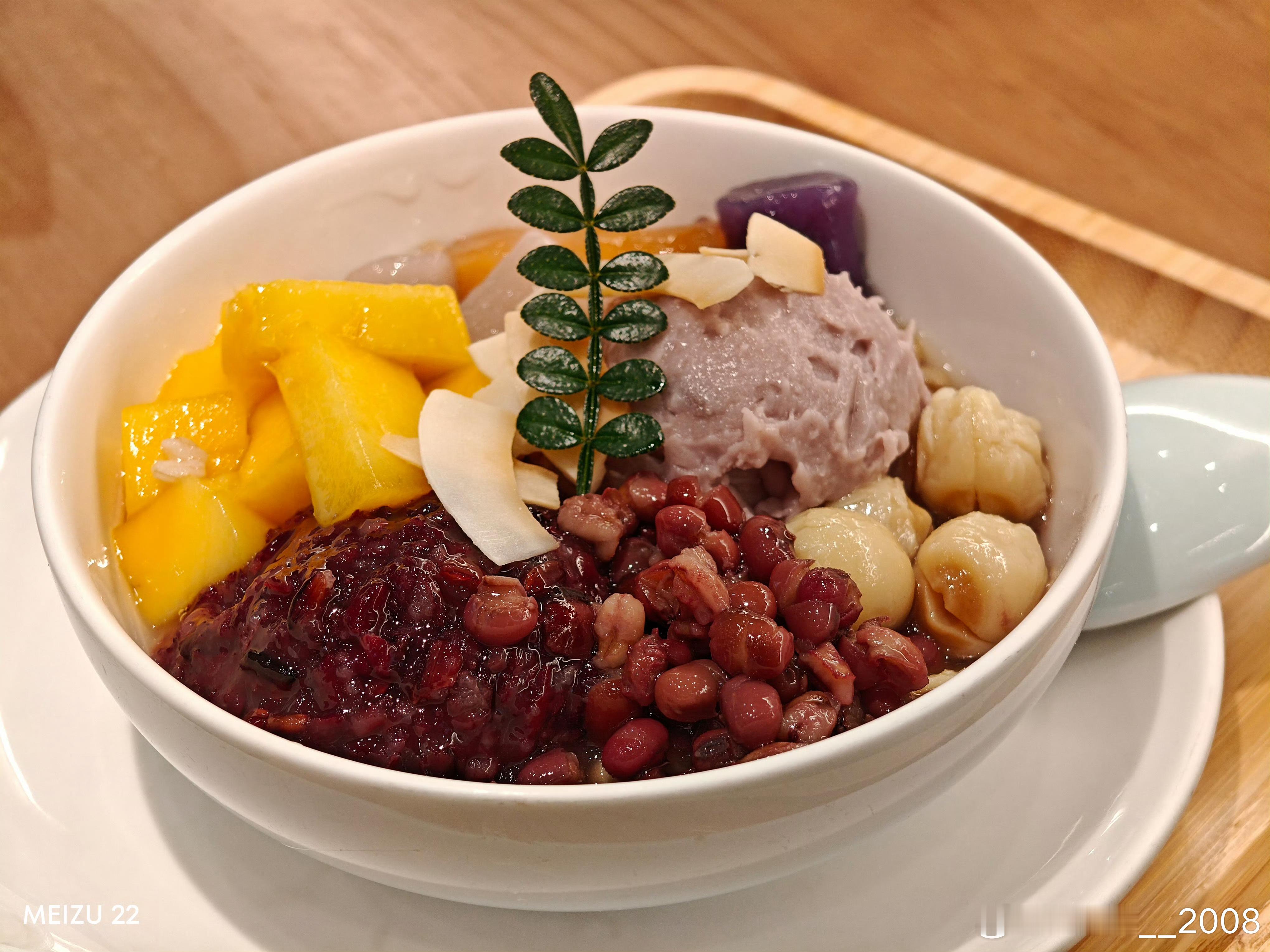今日魅族官方公布主流机型美食影像对比左边是魅族拍的，右边是小米拍的感觉这次对比差