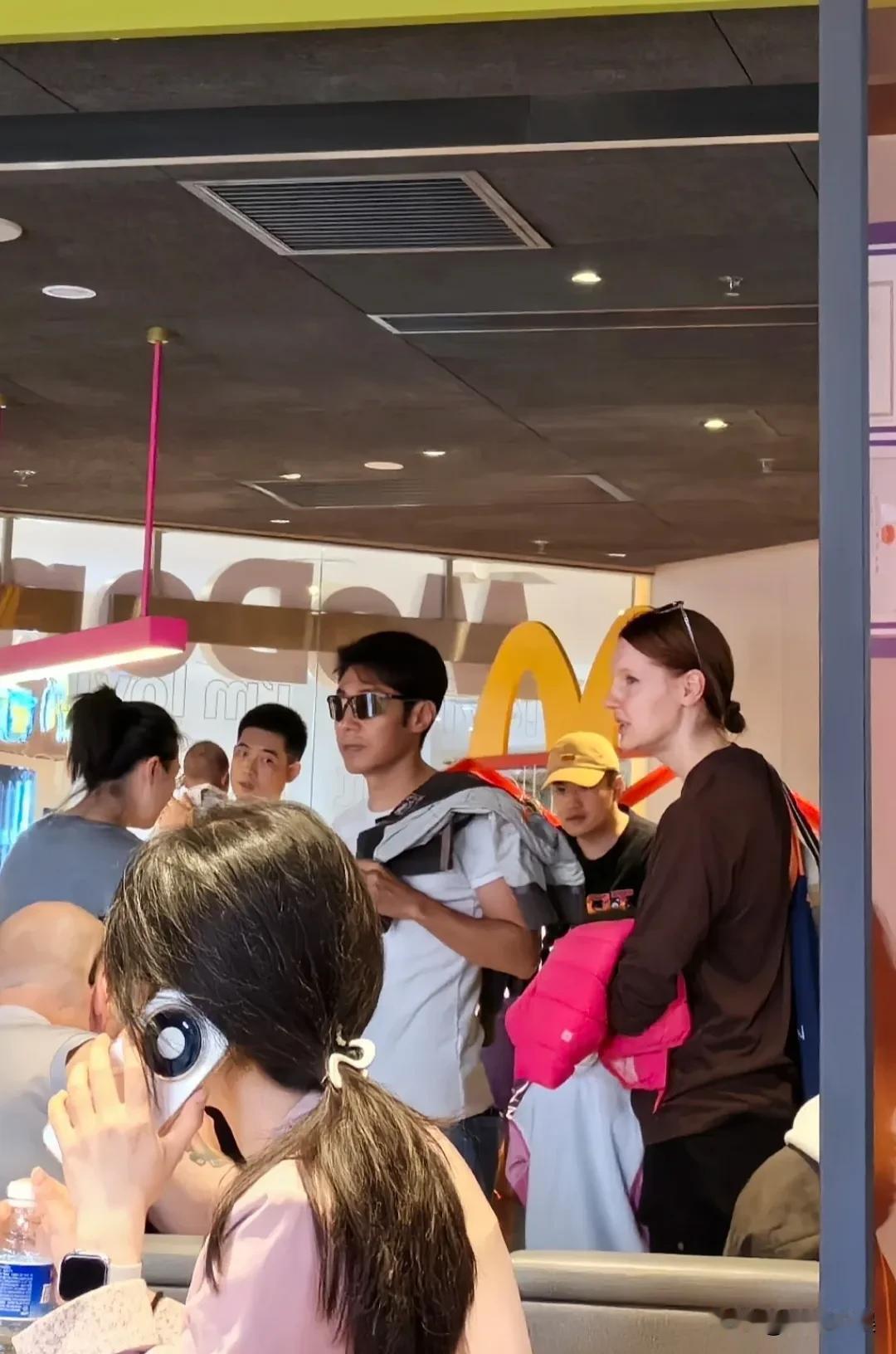 原来瘦身真的媲美医美，撒贝宁瘦身之后，50岁看起来像是30岁。他和老婆李白，周