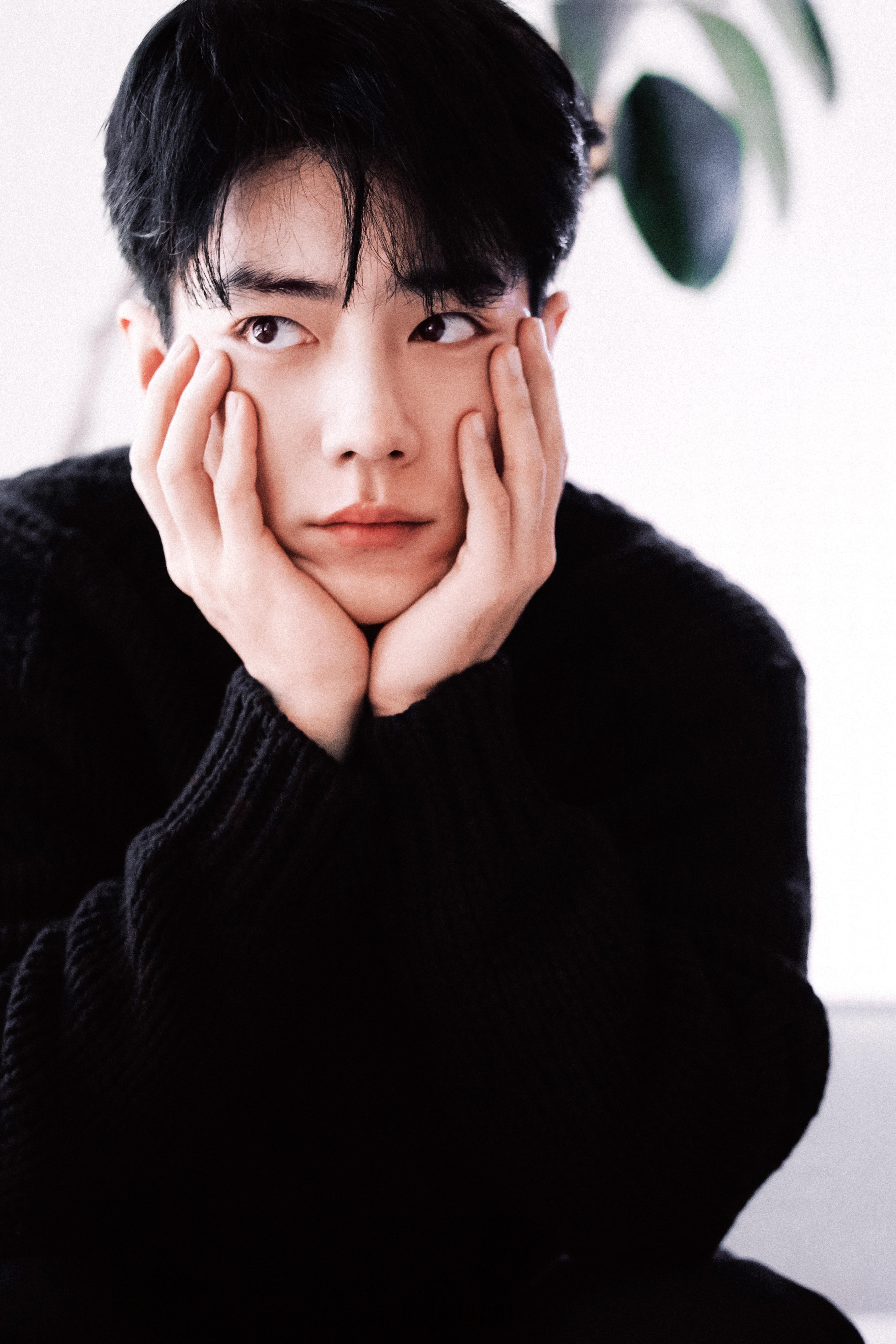 肖战风把阳光揉碎，洒在湖面，荡起浪漫。​​​