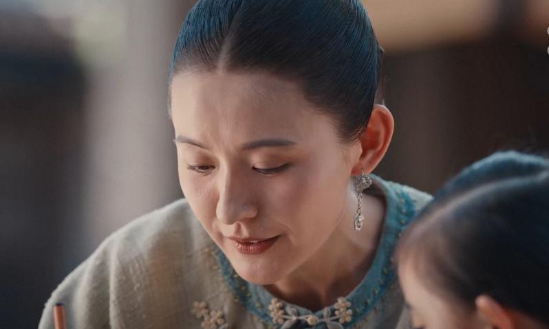 《灼灼韶华》第9集预告，韶华一回到乡下，嫂子就逼她嫁给一个老头，韶华气得掌掴了嫂