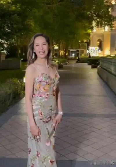 冻龄外婆出圈！甄子丹岳母汪徐莉君69岁生日照曝光，一袭吊带裙身材出众，和外孙女同框，网友直呼像母女​