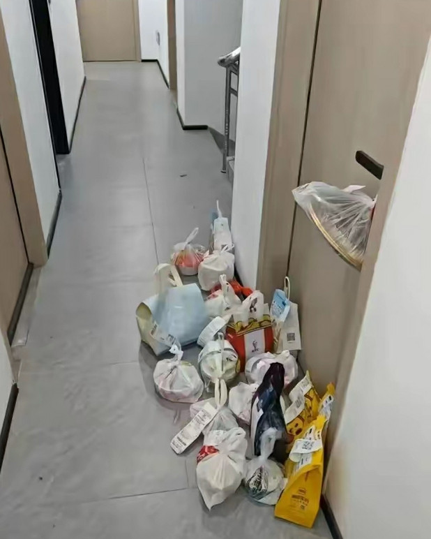 惊呆了！！！今天大早上起来我打开门准备出门呢，看到邻居家门口，我惊呆了。这是还没