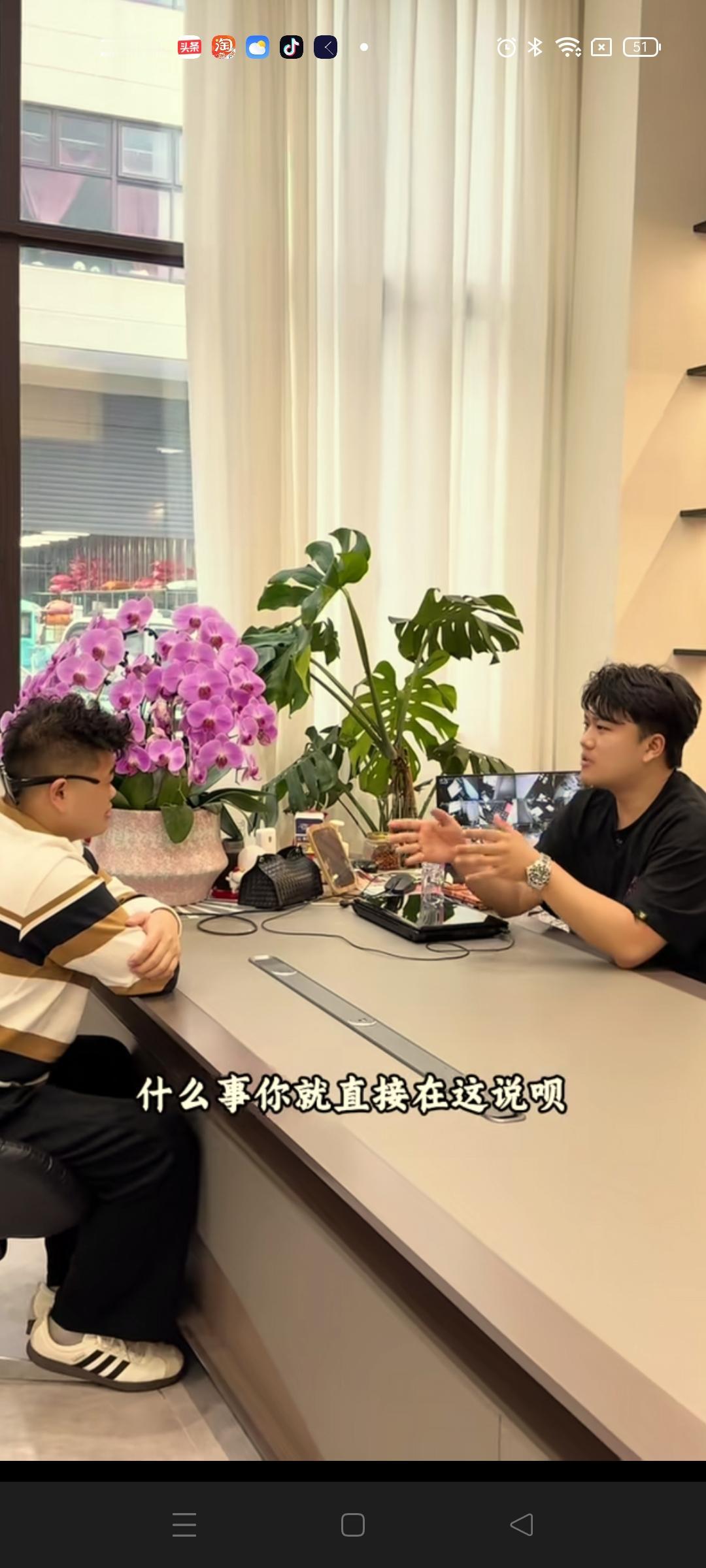 解清帅的视频拍得越来越有创意了，并且从视频中可以看出，他的工作室也进行了装修，简