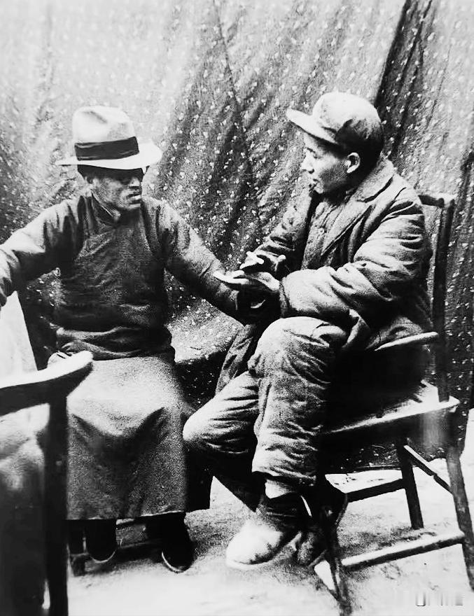 看上去，像算命先生，以为是阿炳。梁大师，在教员面前，就是个学生！