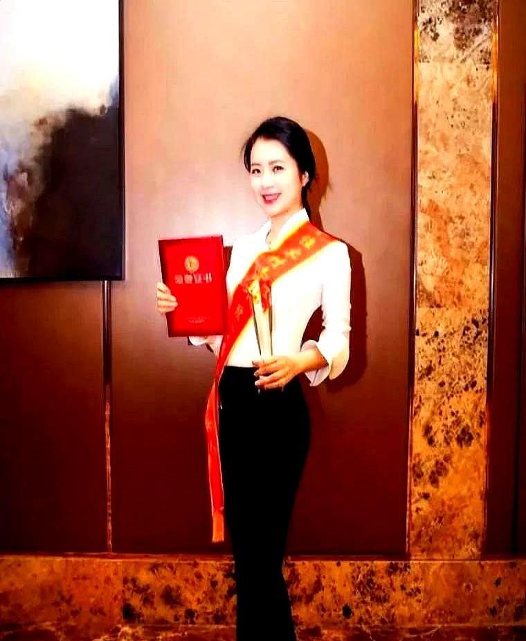 杭州有个叫唐亚飞的女人，仗着父亲是个腰缠万贯的村长，从国外混了几年回来后，在杭州