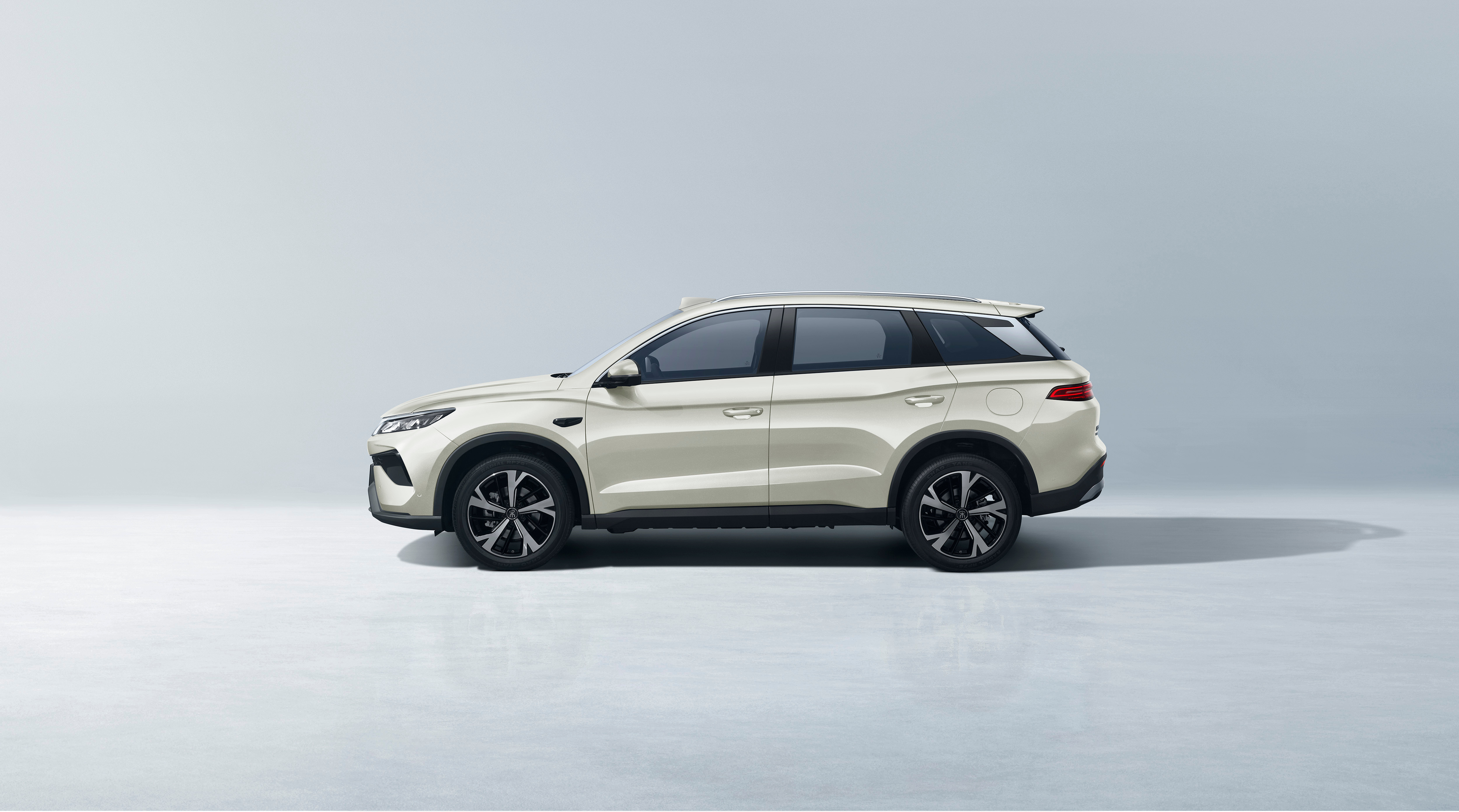 比亚迪宋ProDM-i飞驰版正式上市，限时权益后9.99万—12.99万元。新