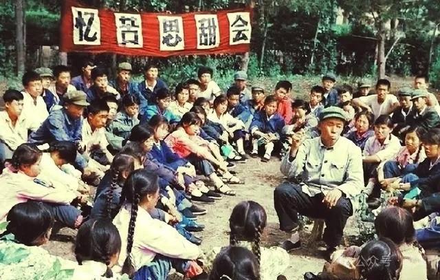 晒一下回忆满满的老照片上世纪六、七十年代，我上学期间，像照片上这种“忆苦思甜”会