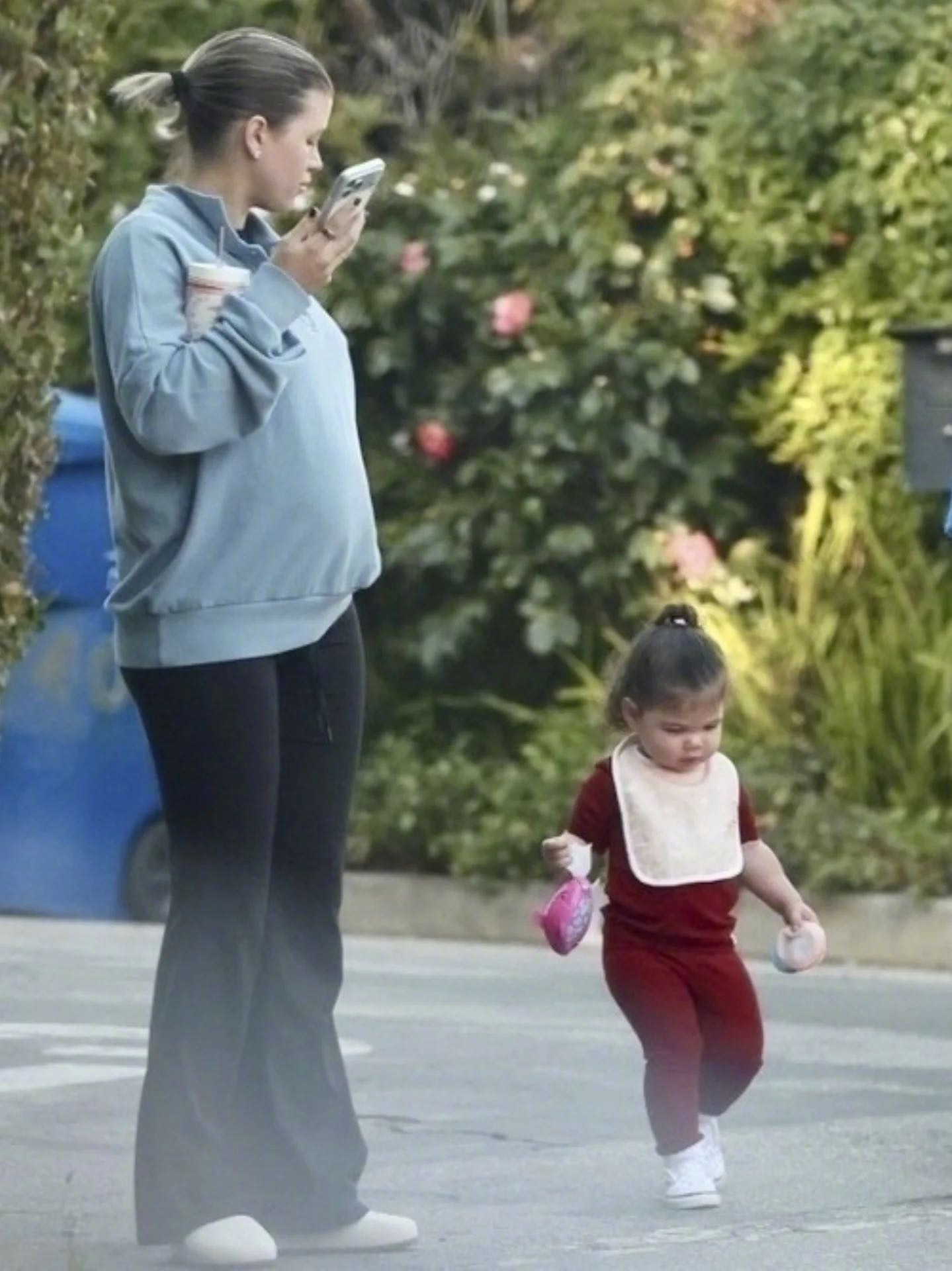 二胎孕妈SofiaRichie和女儿Eloise外出的街拍。女儿肉嘟嘟的好