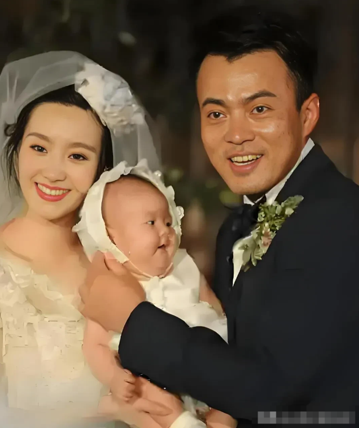 这一位男演员你还记得他不？长相其貌不扬，牙齿还有一点黄，不过妻子却貌美如花，年轻